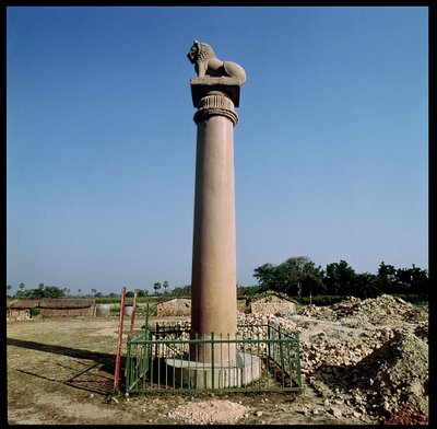 Löwensäule von Kaiser Ashoka (ca. 264-223 v. Chr.) am Affenteich von Indian